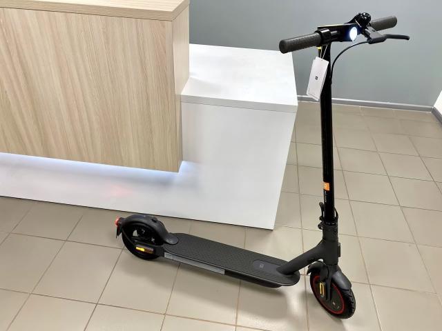 самокат квартира. Iconbit xlr3070 электросамокат. Segway p100s дека. самокат в квартире. электроскутер нинебот е110с.
