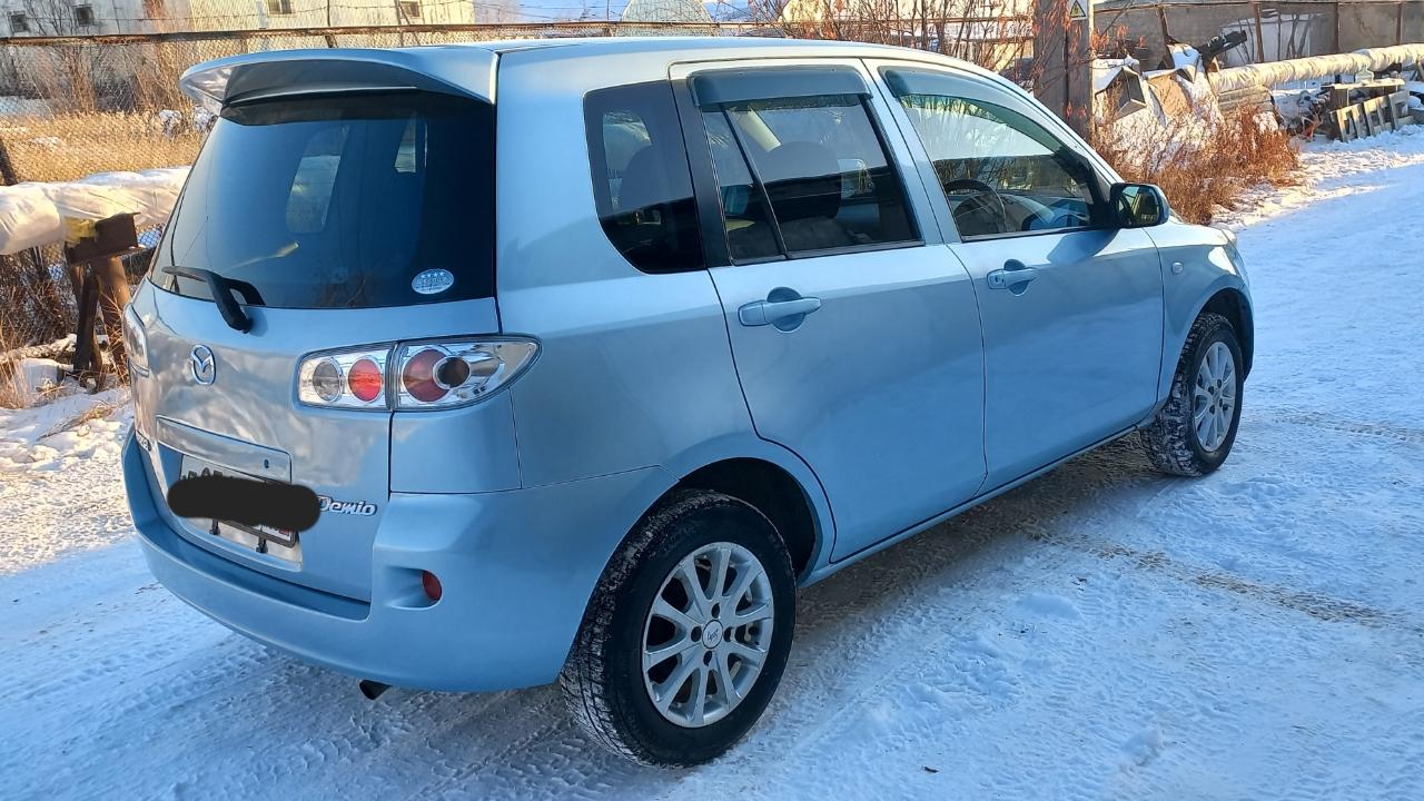 Мазда демио автомат. Mazda demio 2004 красная. Мазда праворульная демио. Мазда праворульная демио. Мазда демио 2002.