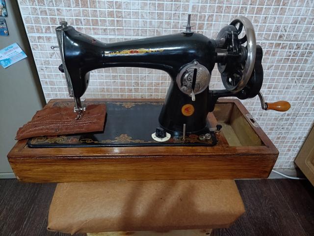 Продаю ручную швейную машинку Пмз-1