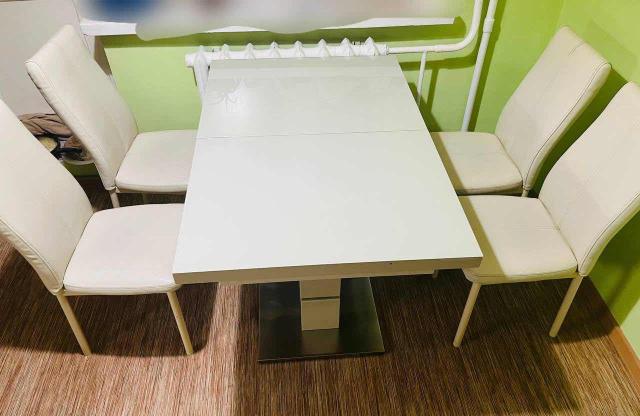 Столик и стулья на кухню. Венские стулья в современном интерьере. Зал с кухонным столом и стульями. Цветные венские стулья в интерьере. Цвет стола и стульев.