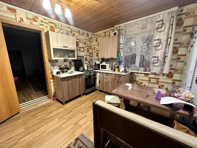 Как понять фразу дом загораживает дерево. Газон вдоль забора. Старый забор. Терраса на заднем дворе. Лес с бревном и горы.