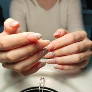 маникюр наращивание. нарощенные ногти в салоне. наращивание ногтей процесс. салон маникюра. гель для наращивания ногтей.