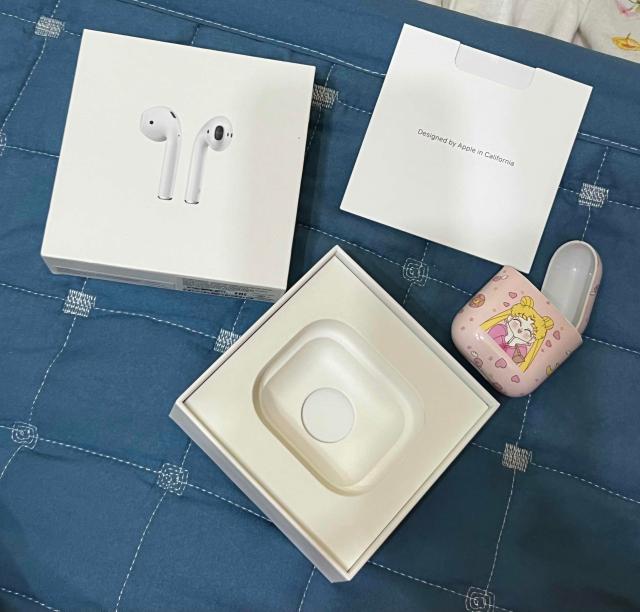 Тихо работает наушник airpods. Тихо работает наушник airpods