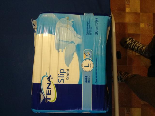 мужчина в памперсе. взрослые ходят в памперсах. подгузники для подросших детей. памперсы на детях в саду. парень в подгузнике.