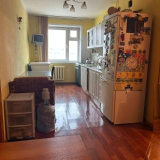 интерьер в стиле 40-х годов. квартиры в 1978 году. советский интерьер. квартиры в 1978 году. стеллаж в стиле мид сенчури.