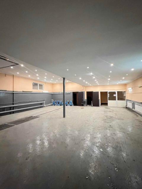 Небольшое пустое белое помещение под офис. Глиянсивий натежное патолок. Интерьер помещения. Интерьер офиса. Совмещенное освещение помещений.