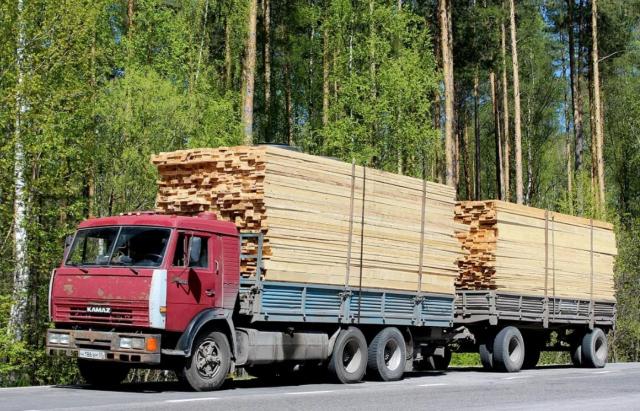 Погрузка лесоматериалов в вагоны. Погрузка разгрузка древесины. Грузовик с пиломатериалом. Машина для перевозки досок. Машина для перевозки пиломатериалов.