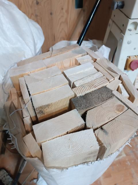 Рубка деревьев. Топор рубит дрова. Щепки от рубки деревьев. Пословица лес рубят щепки летят. Лес рубят щепки летят.