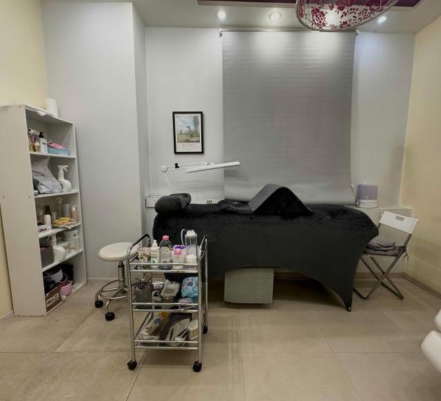 парикмахерское кресло legato. дизайн салона красоты. интерьер парикмахерской. помещение под парикмахерскую. парикмахерское место.