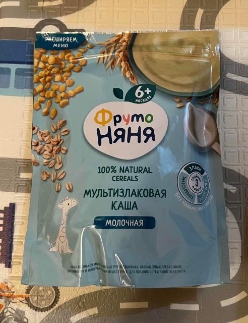 нянька с детьми. ребенок убирает игрушки. дом для детей. можно няня. няня женщина.