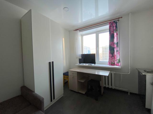 Интерьер гостиной. Интерьер проходной гостиной с 2 дверями. Интерьер комнаты в однокомнатной квартире. Гостиная 17 кв м. Квадратная гостиная 17м2 интерьер.