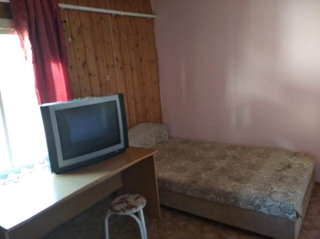 интерьер гостиной в частном доме. 3д планировка. планировка 50 кв м. комната в загородном доме. квартира студия с 2 окнами.