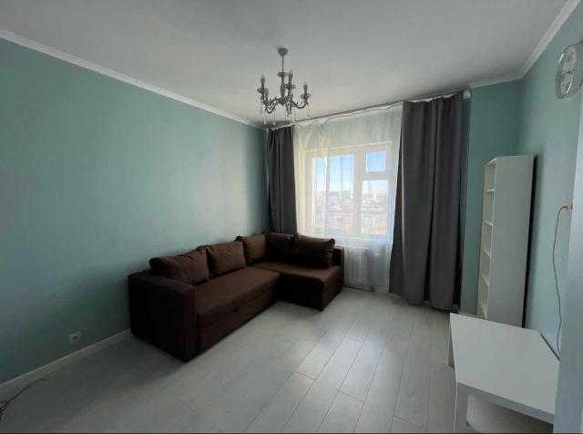 М однокомнатной. Интерьер малогабаритной квартиры. Комната студия 22 кв. Кровать в гостиной. Интерьер однокомнатной квартиры 45 кв.