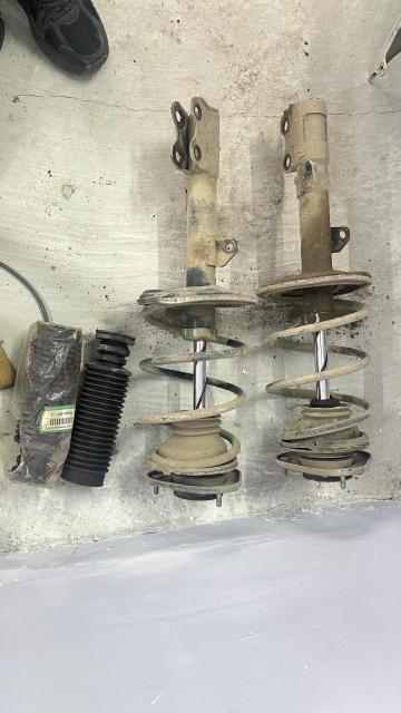 Стойки передние оригинал Тойота KYB, от филдера 14...