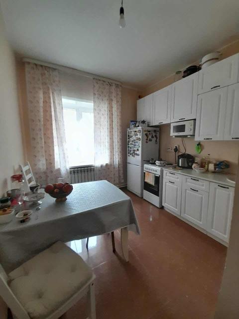 Фото семишагова магазине. Магазин продуктов прилавочного типа. Продавец раскладывает товар. Пул постоянных клиентов это. Магазины в шаговой доступности картинка.